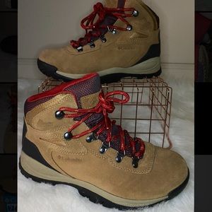✨BRAND NEW Columbia Waterproof Hiking Boots✨